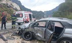 Isparta-Antalya kara yolunda otomobil ile pikap çarpıştı!