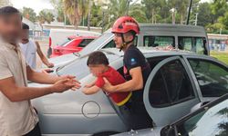 Antalya’da otomobilde kilitli kalan çocuğu itfaiye kurtardı