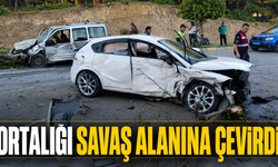 Karşı şeride geçen otomobil ortalığı savaş alanına çevirdi!
