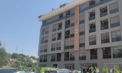 Paralarını alamadığını iddia eden işçiler inşaatın çatısına çıktı
