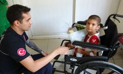 6 metrelik kuyuya düşen çocuk kahramanıyla buluştu!