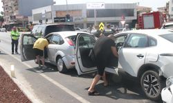 Antalya'da 5 aracın karıştığı zincirleme kazada 6 kişi yaralandı