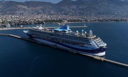 Lüks kruvaziyer bin 807 turist ile Alanya iskelesine demir attı