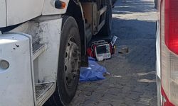 Görev yaptığı çöp kamyonunun altında kaldı!