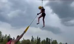Ziplinede asılı kaldı!