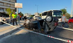 Antalya'da refüje çarpan otomobil takla attı!