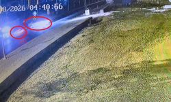 Antalya'da iki otomobil çarpıştı güvenlik kamerasına saniye saniye yansıdı!