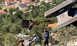 Antalya’da iş makinesi 60 metrelik uçuruma yuvarlandı!