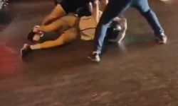 Cadde ortasında genç motosikletliyi döverek hastanelik ettiler