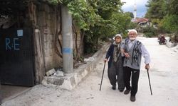 Aşkları Cumhuriyet'in ilk yıllarına dayanıyor: 95 yaşındaki çift, 72 yıllık evliliğiyle yıllara meydana okuyor