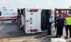 Antalya Aksu-Isparta yolunda midibüs devrildi, yaralılar var