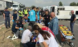 Antalya Aksu -Isparta Karayolunda yolcu midibüsü devrildi: 1'i ağır 17 yaralı