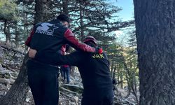 Bin 835 rakımlı zirvede mahsur kalan birisi yaralı 2 kişi 14 saatlik operasyonla kurtarıldı