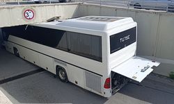 Alt geçide sıkışan tur otobüsünü 2 vinç 3 saatte güçlükle çıkardı