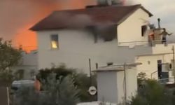 Antalya'da iki katlı evin çatısı alevlere teslim oldu