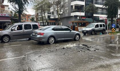 Kanalizasyon borusu patladı, sürücüler zor anlar yaşadı