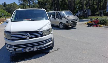 Minibüslerin çarpıştığı kazada sürücüler yaralandı
