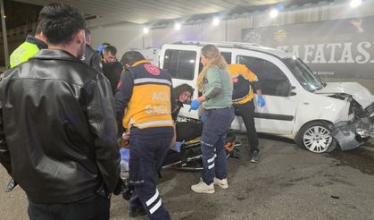 Antalya’da kontrolden çıkan otomobil bariyerlere çarptı!