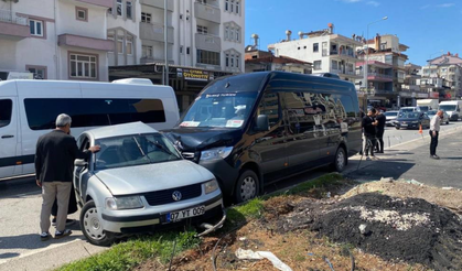 Serik'te tur minibüsü ile otomobil çarpıştı!
