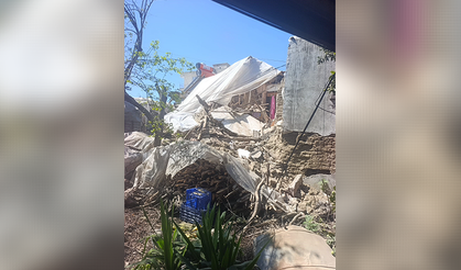 Antalya'da 2 katlı kerpiç ev çöktü