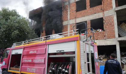 Mahalleyi ayağa kaldıran yangın: Metruk binadan yükselen alevler tedirgin etti!