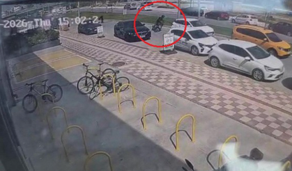 Aynı istikamette ilerlerken çarpışan motosikletlerden biri devrildi!