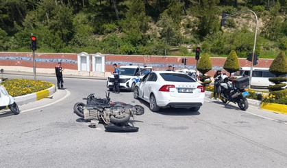 Motosiklet ile otomobil çarpıştı!