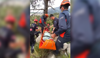Zirve yolunda korku dolu anlar: Düşen dağcıya ekipler zamanla yarışarak ulaştı!