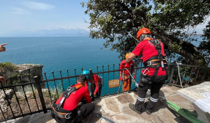 Antalya'da 40 metrelik falezlerde temizlik operasyonu