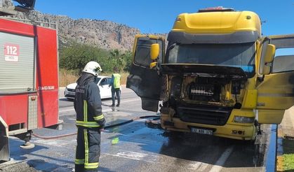 Kırmızı ışıkta facia: Tır alev aldı!