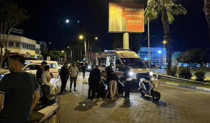 Ön tekeri patlayan motosikletin sürücüsü yola savruldu!
