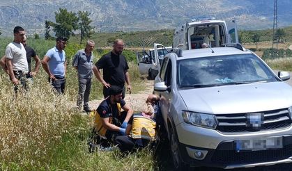 Devrilen traktörden kabin sayesinde yaralı kurtuldu!