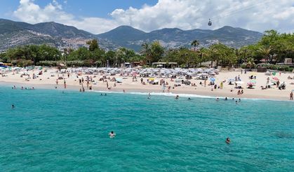 Alanya'da hava sıcaklığı 30 dereceyi gördü, turistler sahile koştu