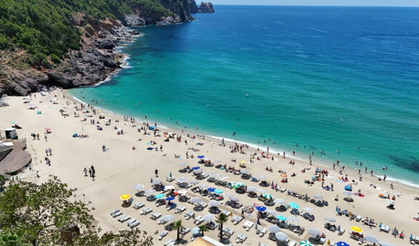 Kleopatra Plajı turistlerle doldu taştı
