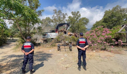 Kemer'de kaçak bungalov yapılar yıkıldı