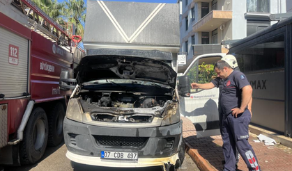 Park halindeki nakliye kamyonunda motor yangını!