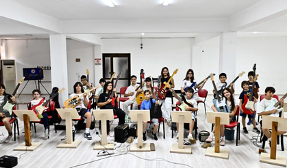 Muratpaşa'da gitarın dört haline çocuklar ve gençlerden ilgi