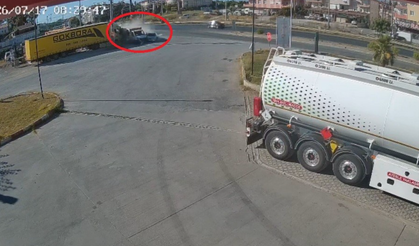 Kamyonet ile otomobilin çarpışma anı kamerada!