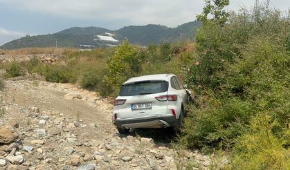 Antalya'da otomobil dereye uçtu: 1 yaralı
