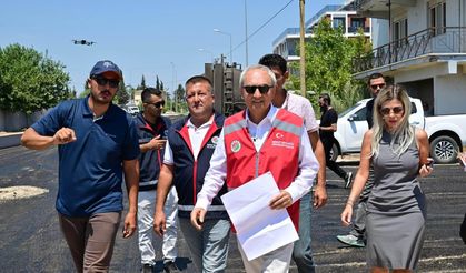 Altınova’da 4 mahalleyi birbirine bağlayan caddeye sıcak asfalt