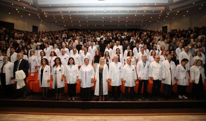 AÜ'de 330 hekim adayı beyaz önlüklerini törenle giydi