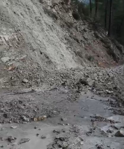 Heyelan köy yolunu ulaşıma kapattı