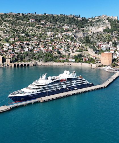 Alanya'ya Fransız bayraklı kruvaziyer demir attı