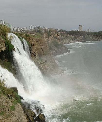 Dünyaca ünlü şelalede şaşırtan manzara!