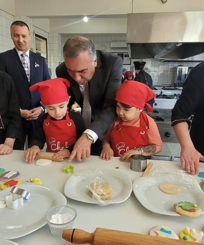 Antalya'da minikler mutfağa girdi, renkli kurabiyeler ortaya çıktı