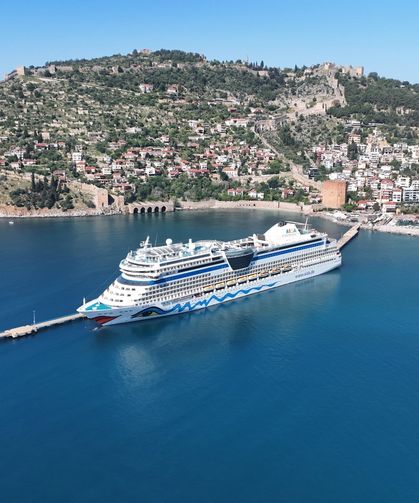 Alanya'ya lüks kruvaziyer ile 2 bin turist geldi
