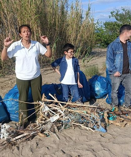 Sahil temizliğinde toplanan çöp yığını görenleri hayrete düşürdü