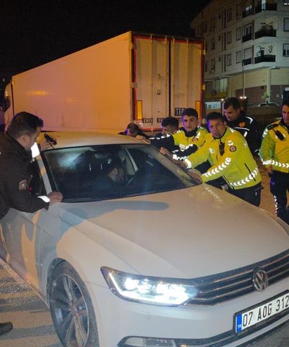 Sızan sürücüyü uyandırmak için aracı beşik gibi salladılar