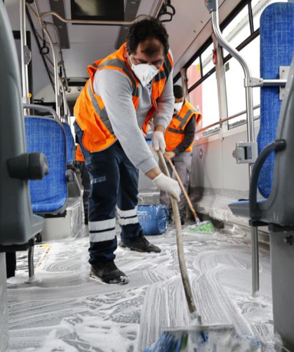 Toplu ulaşım araçları temizlenerek sefere hazırlanıyor
