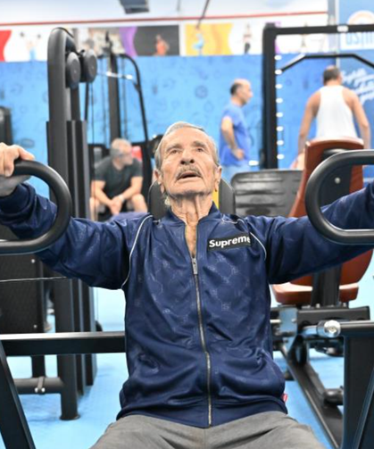 Spor tutkunu 86 yaşındaki 'süper dede', gençlere taş çıkartıyor